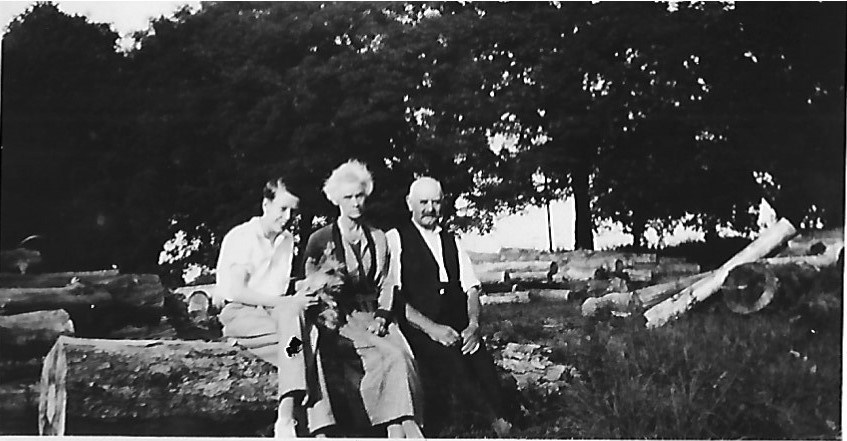 19_NJ-6-2-006-Red-Rice-cook-and-gardener-c1935