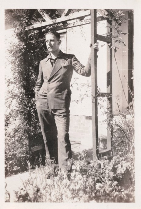32_JHA-6-2-003-Gordon-Charles-Gumn-on-leave-1944