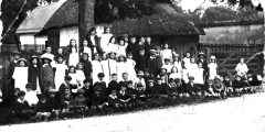 Abbotts Ann School group posing near the Jubilee Oak 1917