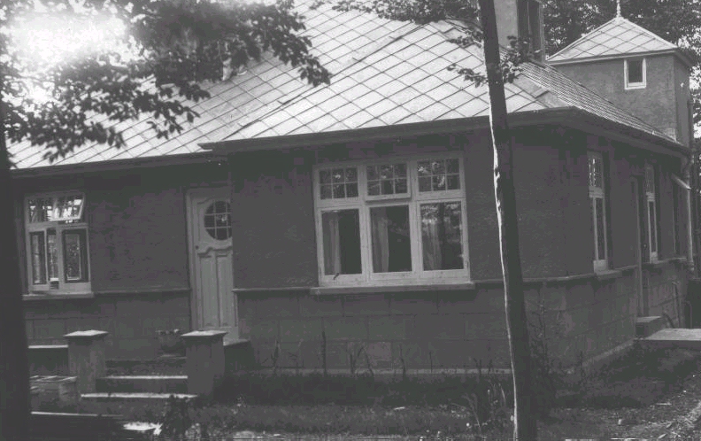 The Beechelees in the Old Salisbury Road taken about 1925 where Maurice was born