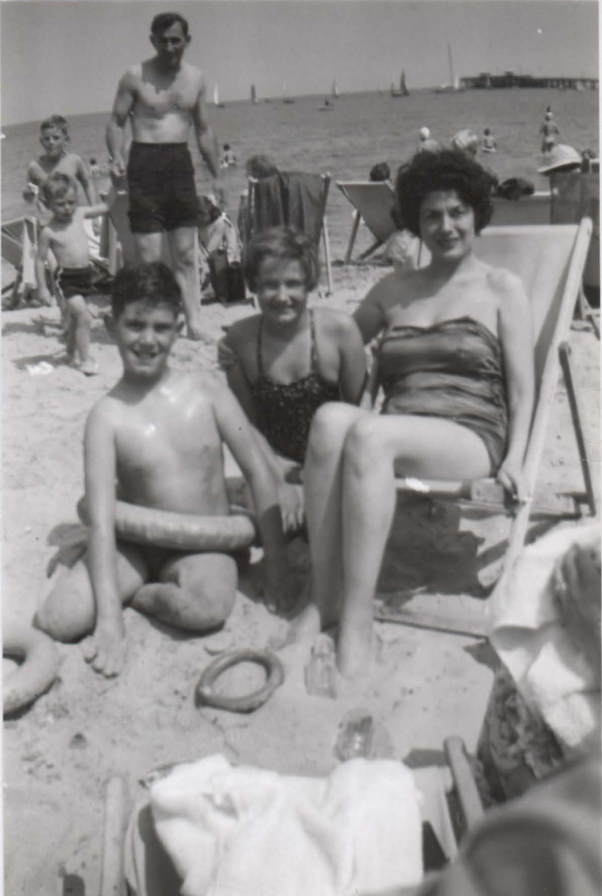 Mum-and-Carol-Bussey-with-Fred-Thomson-in-teh-background