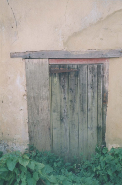 AAPC-6-1-004 -- Duck St, Old Cob Barn -- The Old Cob Barn door -- 06-Sep-2000