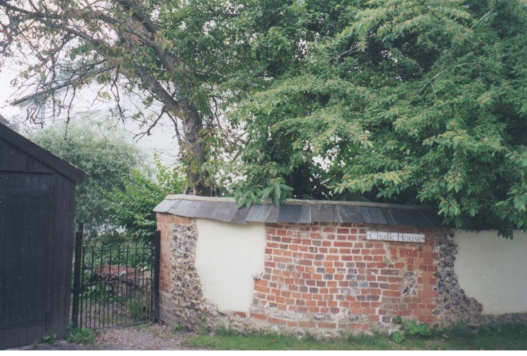 AAPC-6-1-007 -- Dunkirt Lane, Chalk House wall and entrance -- 19-Jul-2000