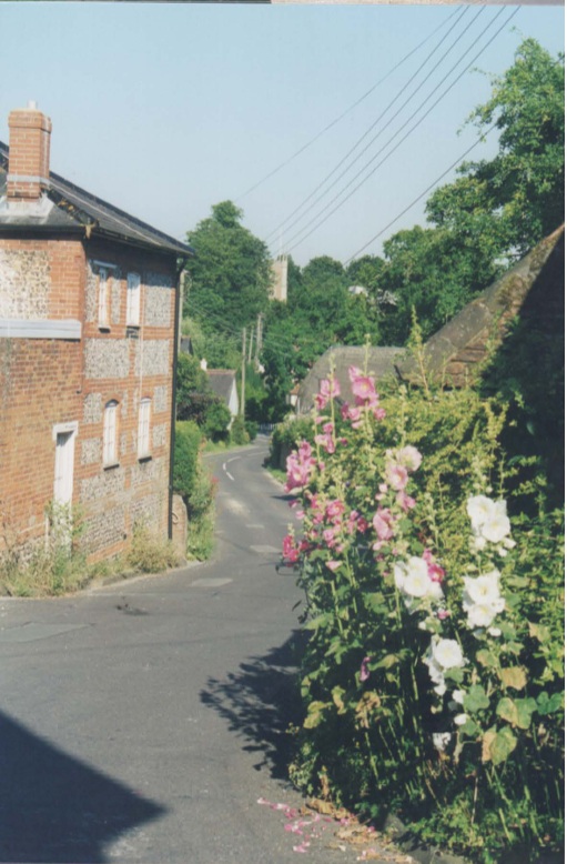 AAPC-6-1-011 -- Monxton Road (West Hill) looking east, Lower Cottage, church tower in background -- 12-Jul-1999