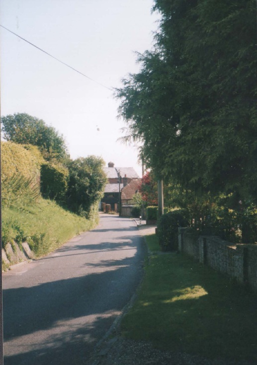 AAPC-6-1-040 -- Monxton Road (West Hill) view towards Upper Cottage, Shilling Cottage -- 13-Jul-2000