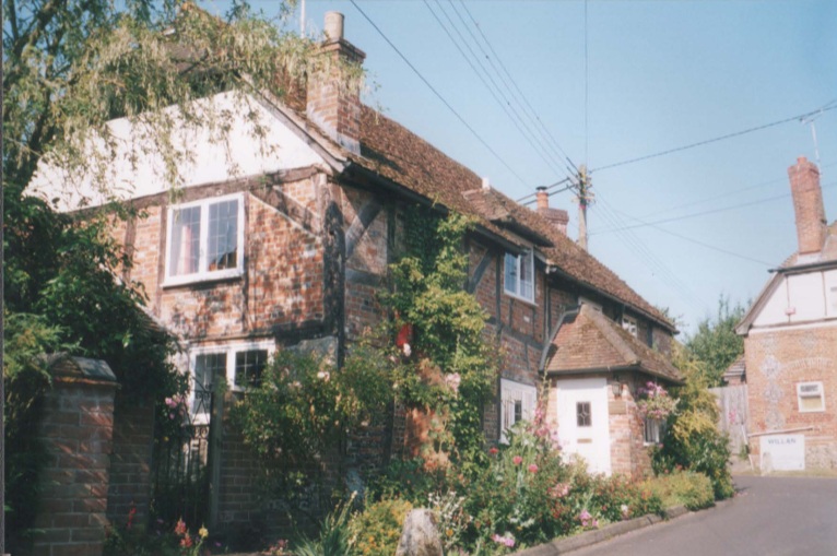 AAPC-6-1-070 -- Monxton Road,  Shilling Cottage -- east and north elevations -- 19-Jul-2000
