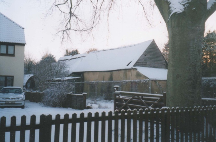 APPC-6-1-002 -- Duck St, Old Cob Barn -- The Old Cob Barn from Duck St looking across the parking area in front of Beech House -- 28-Dec-2000