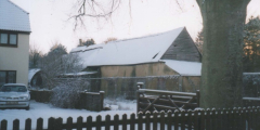 APPC-6-1-002 -- Duck St, Old Cob Barn -- The Old Cob Barn from Duck St looking across the parking area in front of Beech House -- 28-Dec-2000
